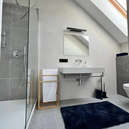 Zeglarskie Z Widokiem Na Jezioro