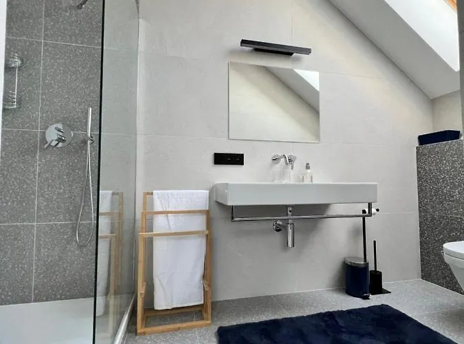 Zeglarskie Z Widokiem Na Jezioro